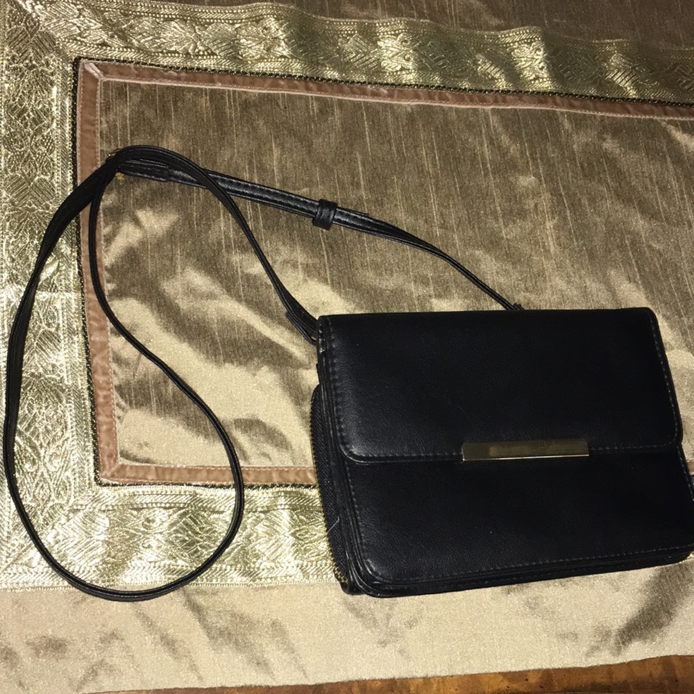 Black 2 in 1 wallet on with removable adjustable strap - Picture 11 of 11